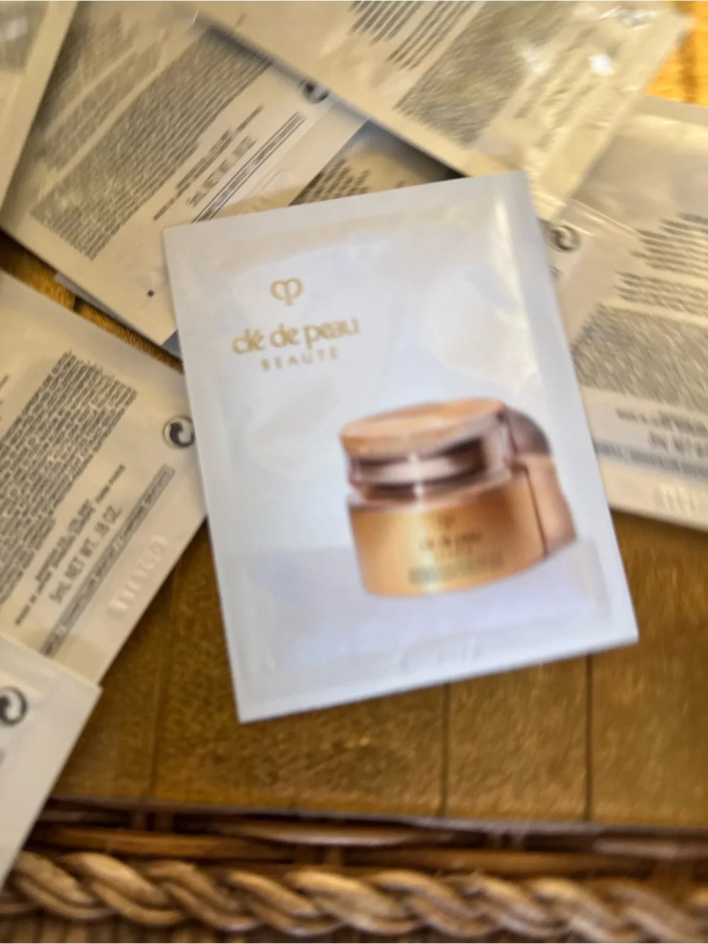 Cle de peau precious gold vitality mask x9